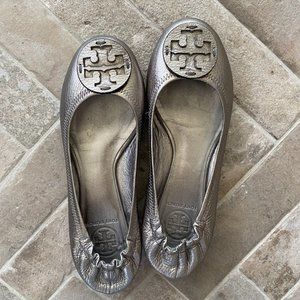 Tory Burch - Minnie Travel Ballet Flat - Metallic Pewter